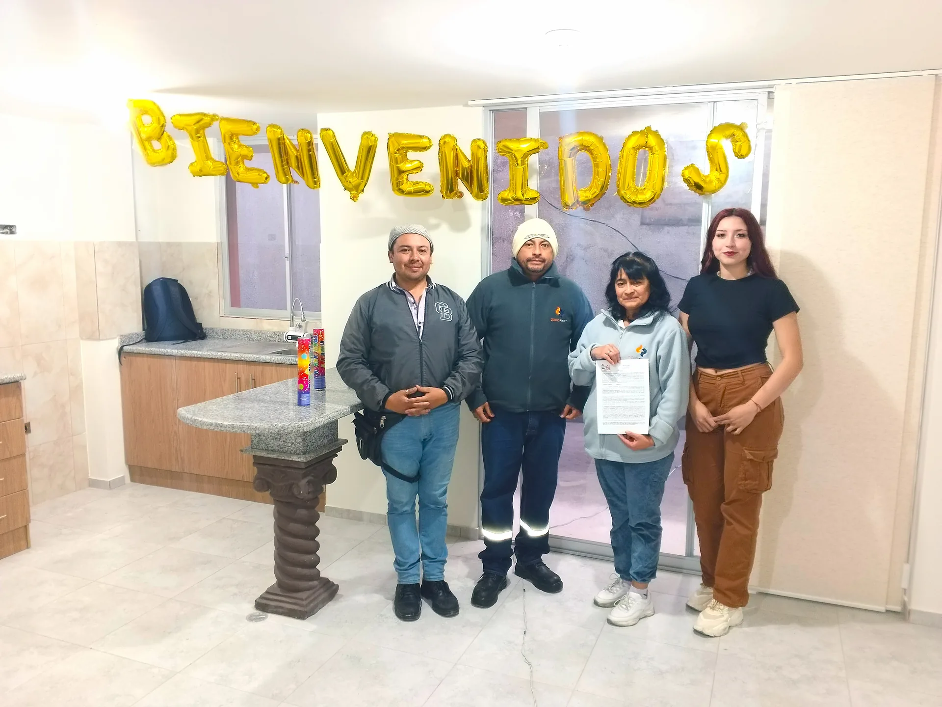 Familias felices con su nueva casa